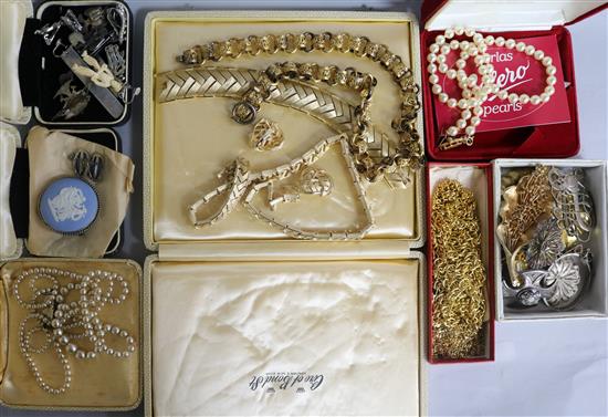 A quantity of assorted costume jewellery, including a Caithness Jewellery silver and millefiore glass brooch